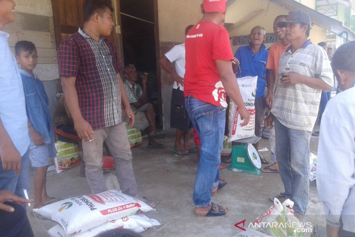 Ratusan petani Abdya terima pupuk bantuan dana desa