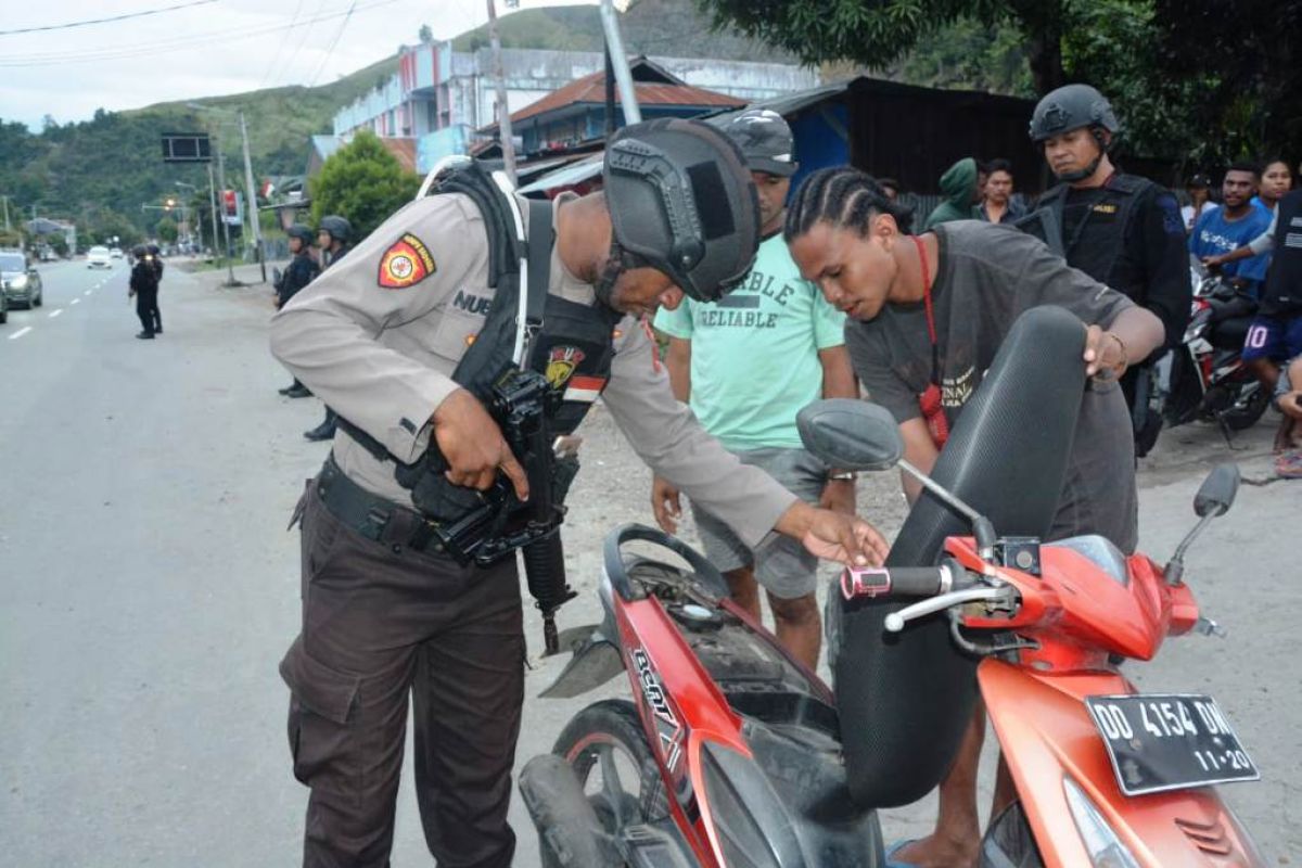 Puluhan senjata tajam diamankan polisi saat razia