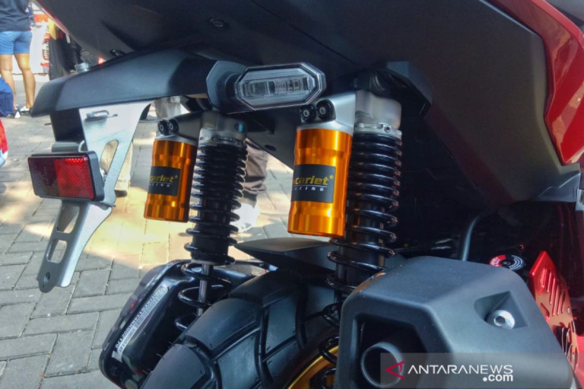 Scarlet pasarkan suspensi untuk Honda ADV, Vespa GTS dan LX