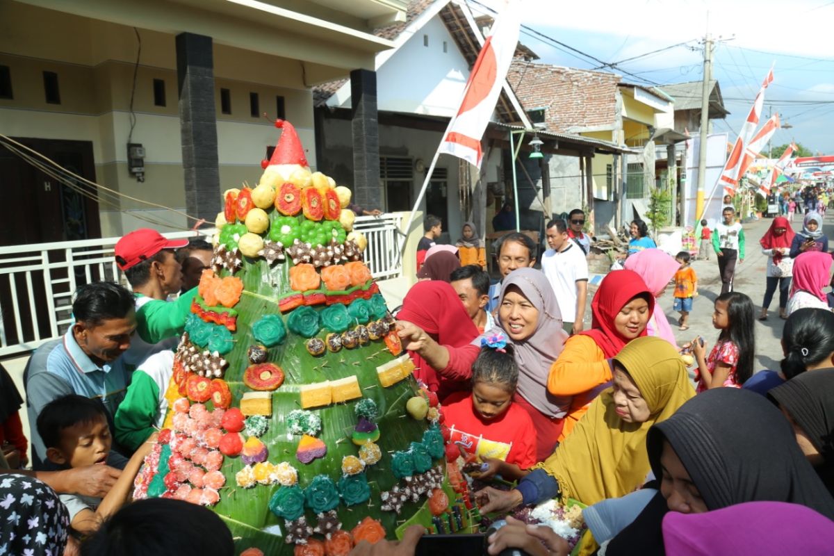 Warga Lumajang menggelar Festival 1.000 Pohong