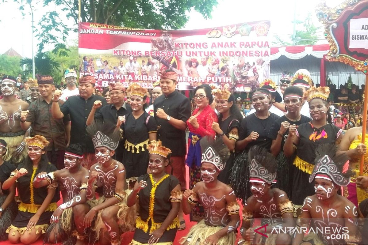 Pelajar Papua dapat perhatian saat pawai budaya di Jembrana