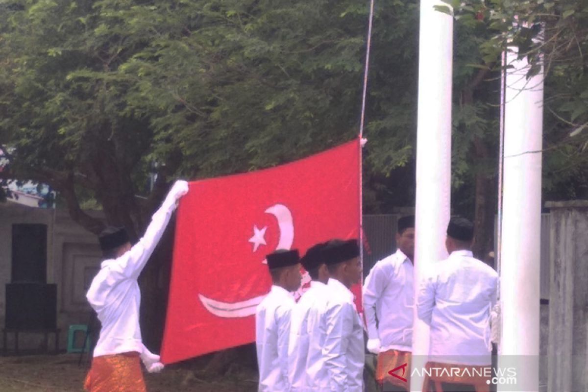 Bendera Alam Pedang dikibarkan Pewaris Kerajaan Aceh melalui upacara