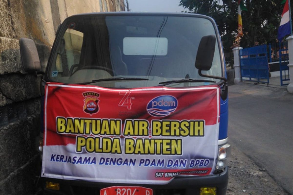 BPBD Lebak dan Polda Banten salurkan air bersih bantu krisis air