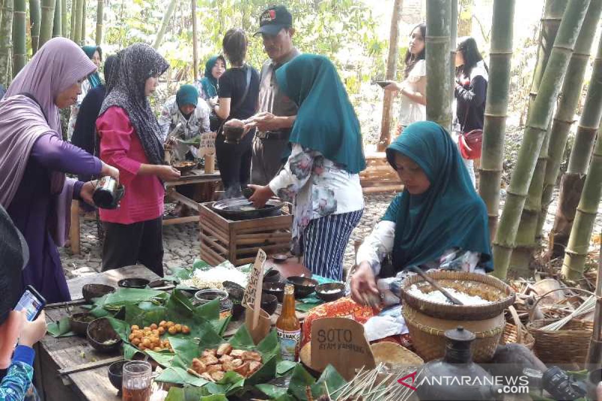 Berburu kuliner tradisional di Pasar Papringan