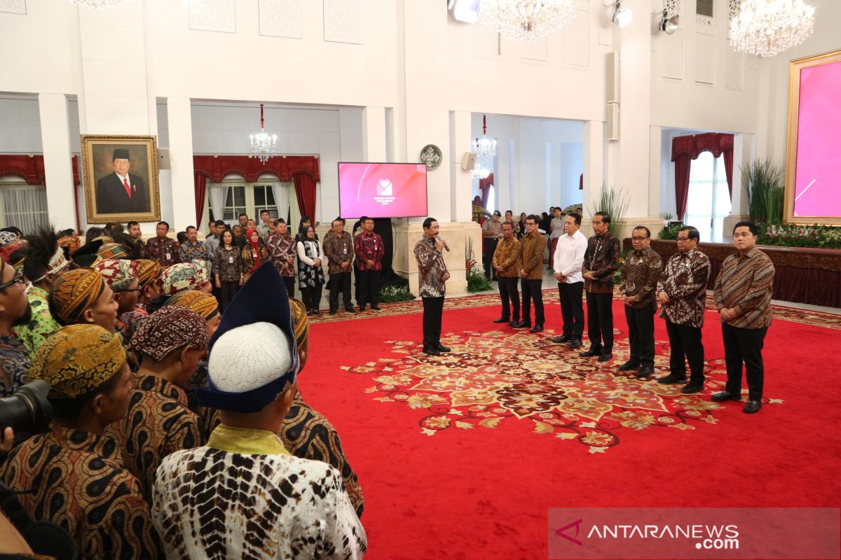 Presiden menyerahkan piala kepada pemenang Festival Gapura Cinta Negeri