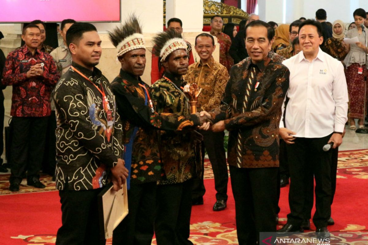 Presiden serahkan piala kepada pemenang Festival Gapura Cinta Negeri