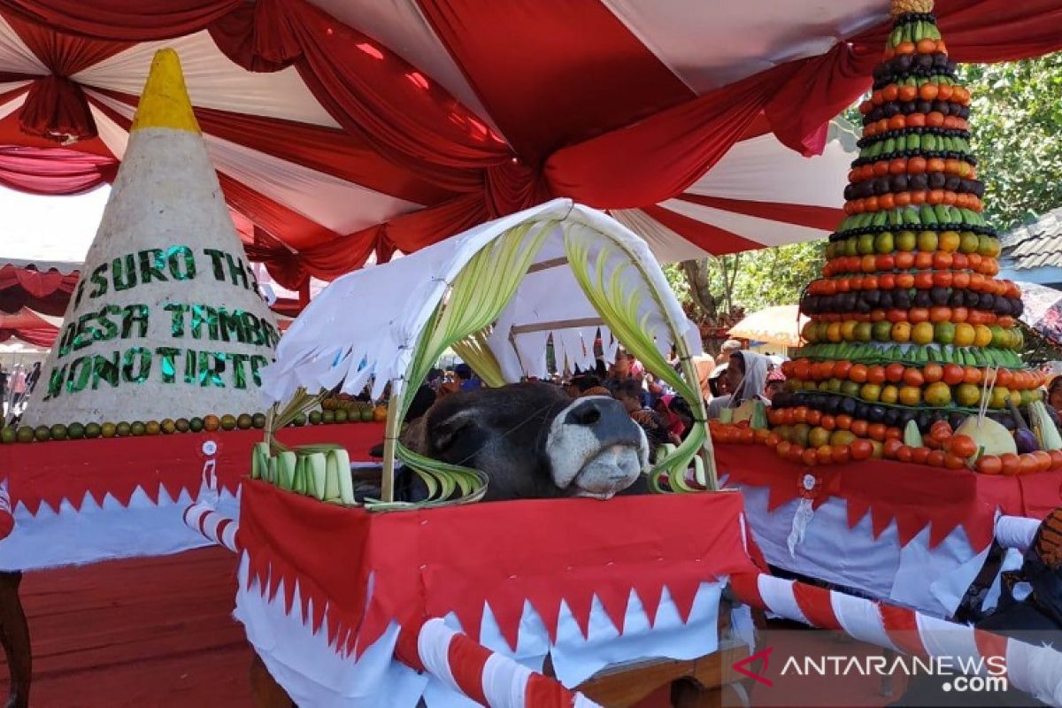 Nelayan Blitar gelar larung sesaji sambut 1 Suro