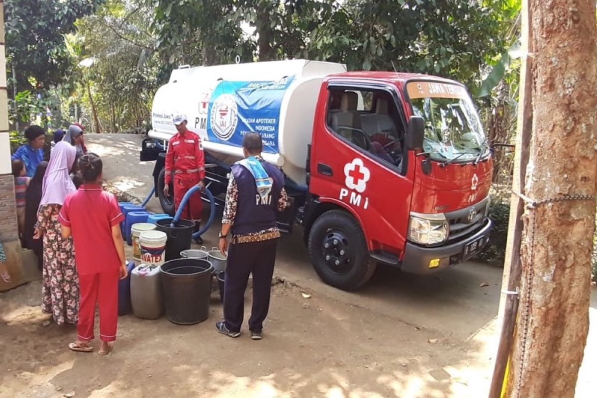 11 desa kekeringan, PMI Banjarnegara salurkan air bersih