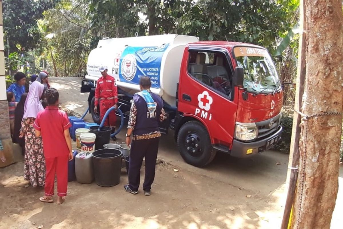 PMI Banjarnegara salurkan air ke 11 desa terdampak kekeringan