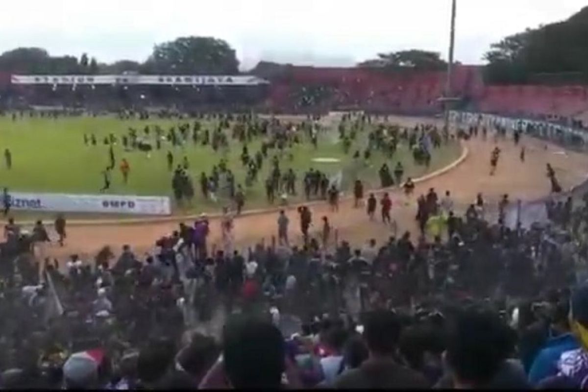 Bentrok antar suporter usai laga Persik lawan PSIM, sejumlah penonton terluka