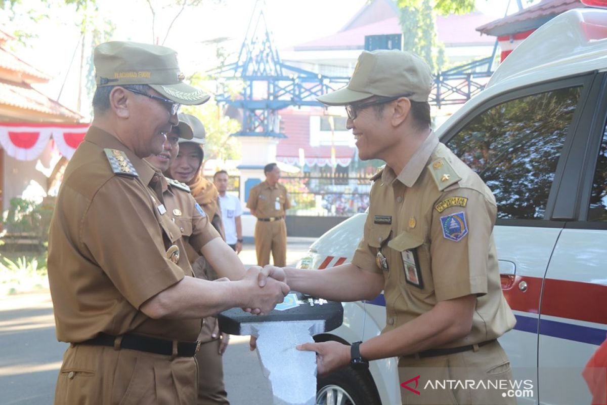 Dua puskemas di HSS terima unit ambulans