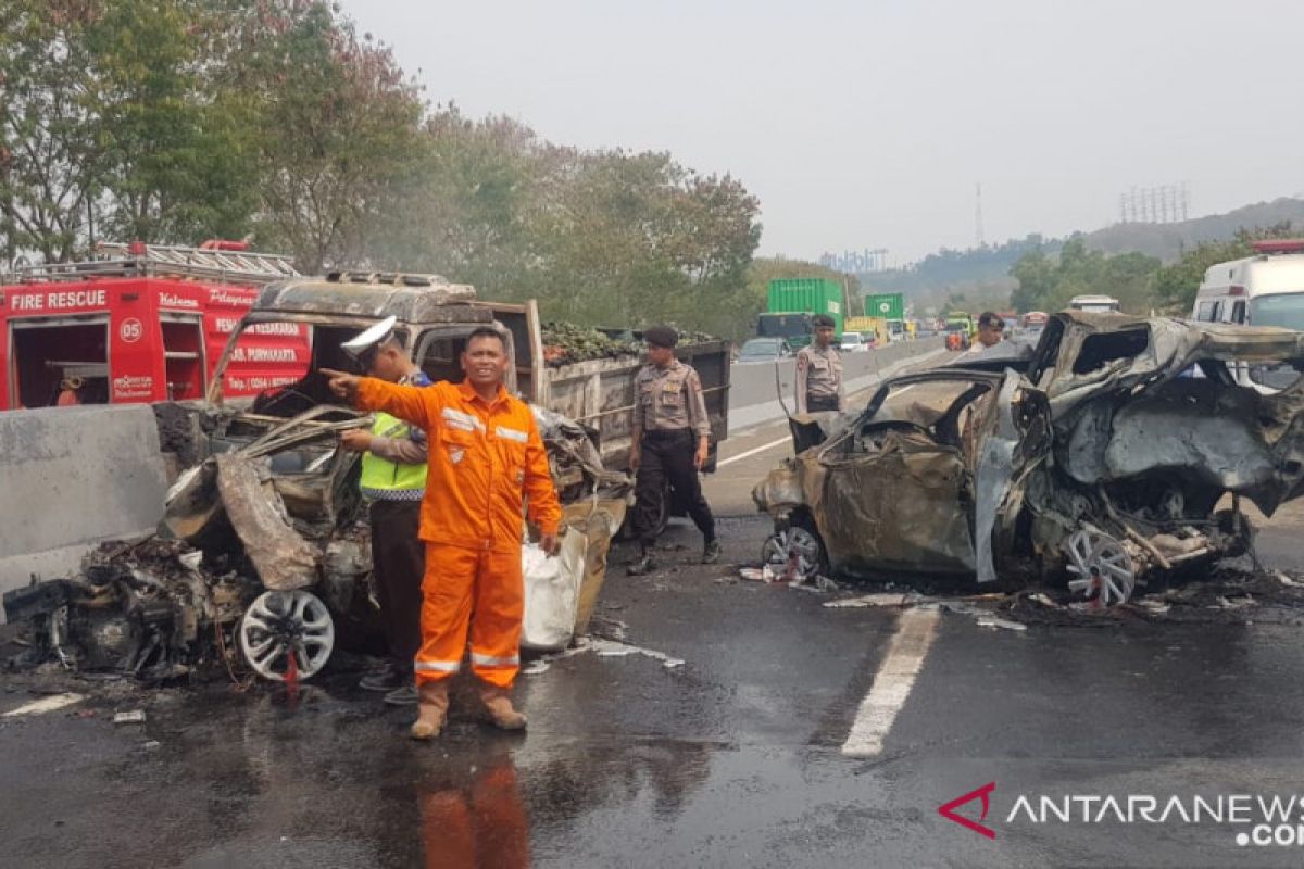 Korban kecelakaan beruntun di Tol Cipularang dievakuasi