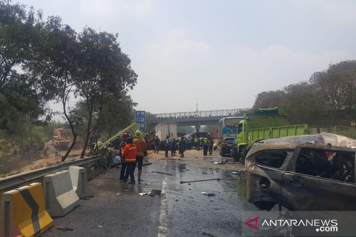 Ada delapan orang meninggal pada kecelakaan maut di tol Cipularang