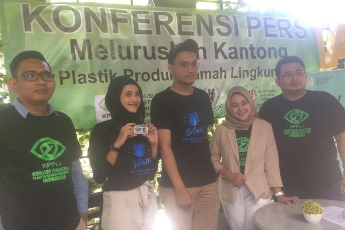 Aktivis: Produsen kantong plastik ramah lingkungan masih minim