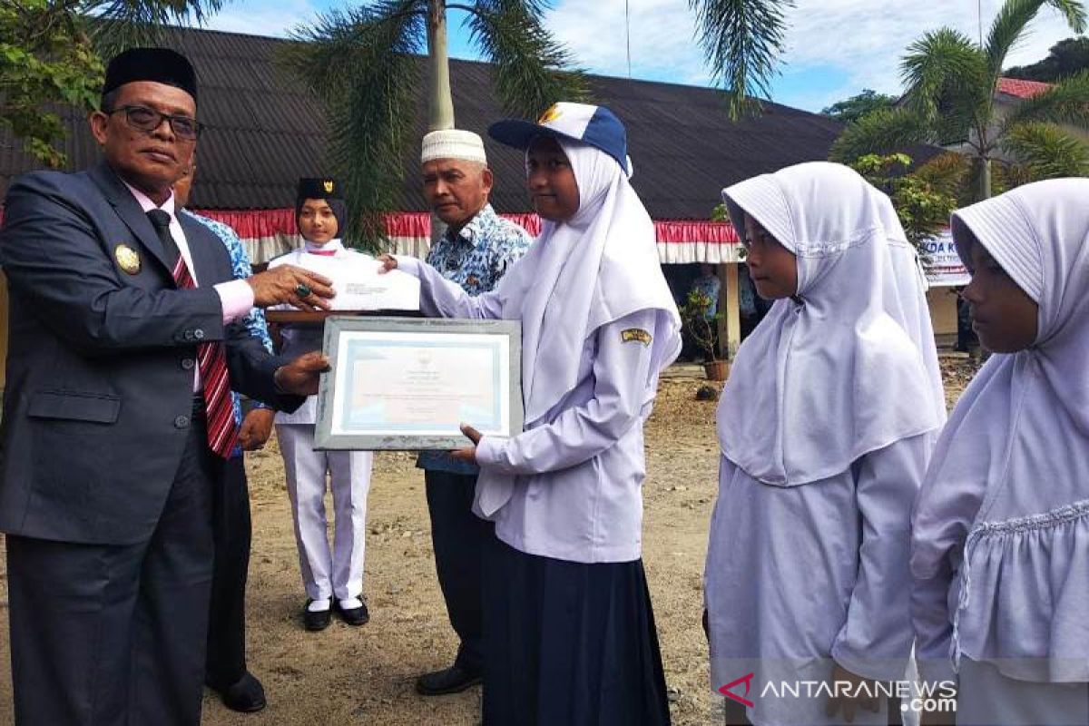 Guru dan murid berprestasi di Aceh Jaya terima penghargaan