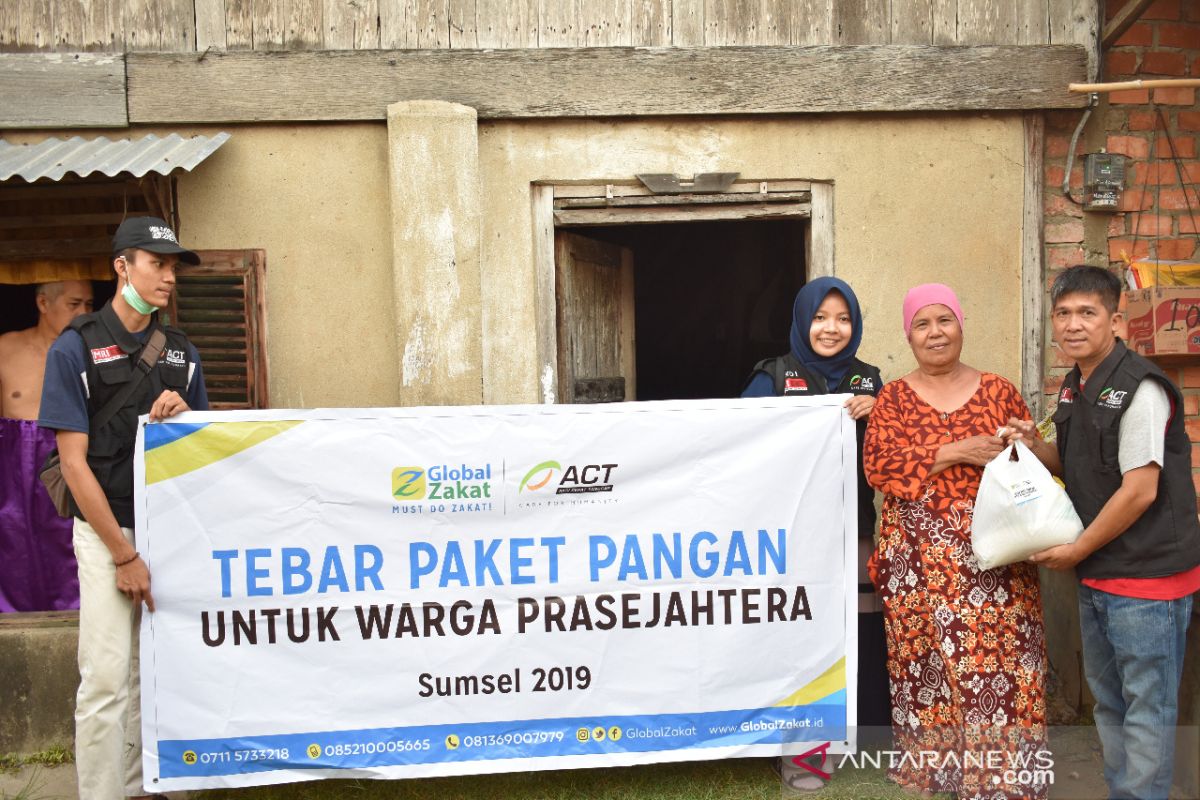 ACT Sumsel bagikan paket pangan ke warga prasejahtera Palembang