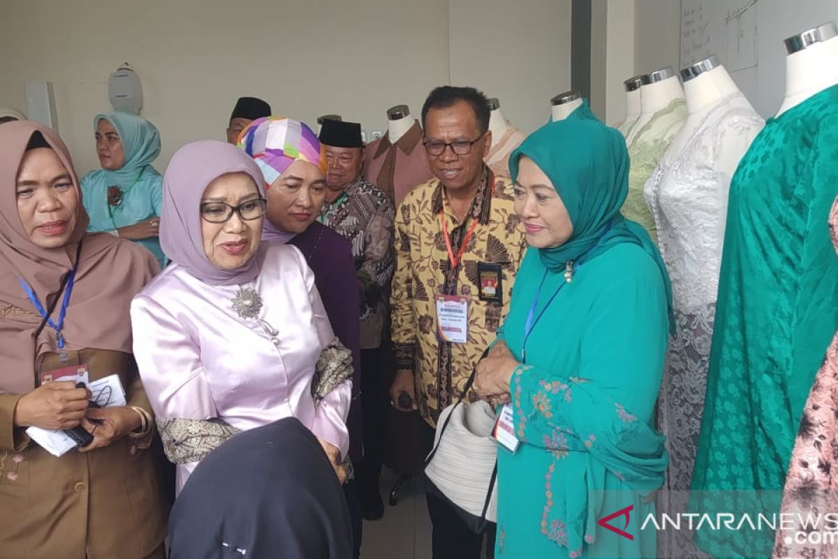 Tinjau tenun Tanah Datar, Mufidah Kalla: Nanti saya bantu pasarkan