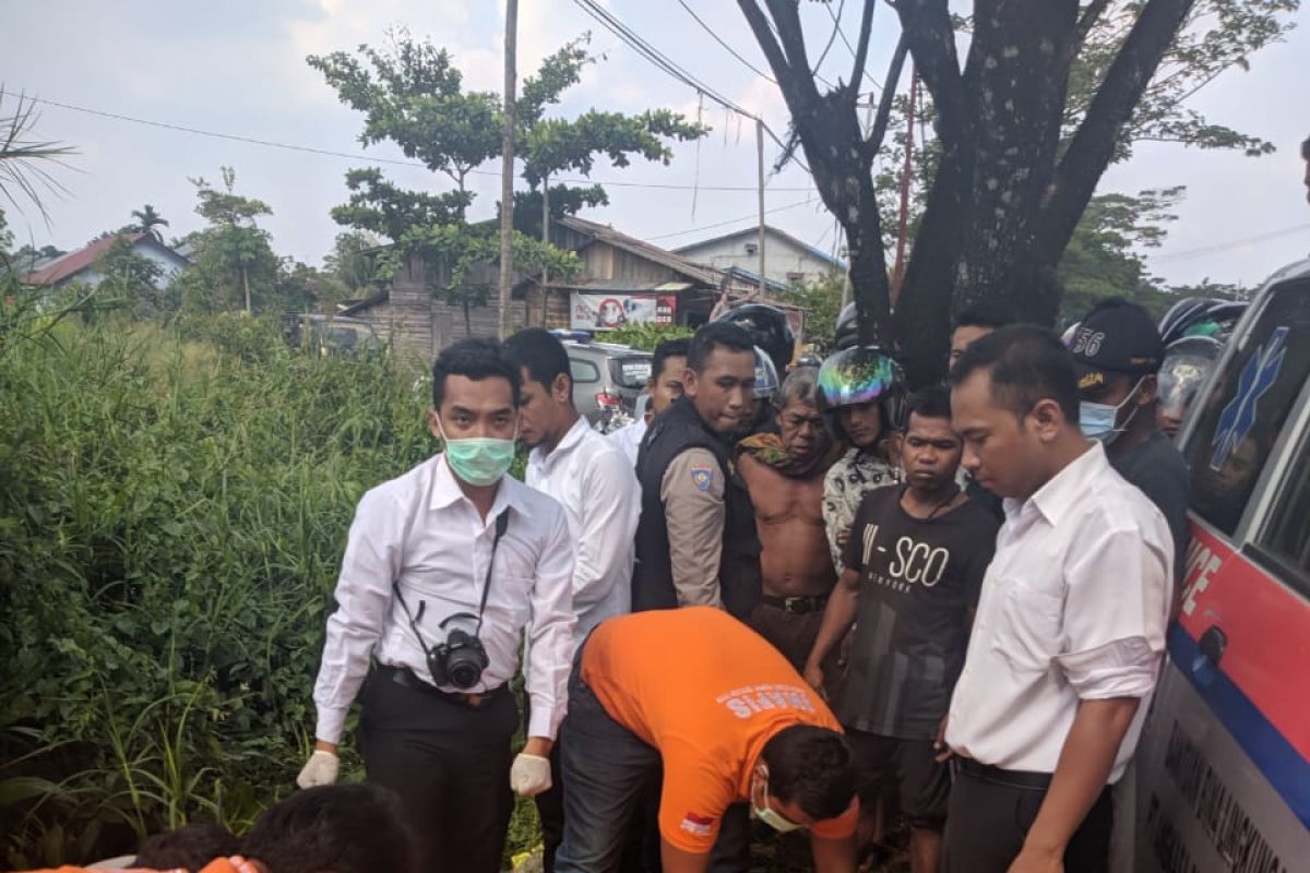Warga dihebohkan penemuan mayat di Jalan Trans Kalimantan