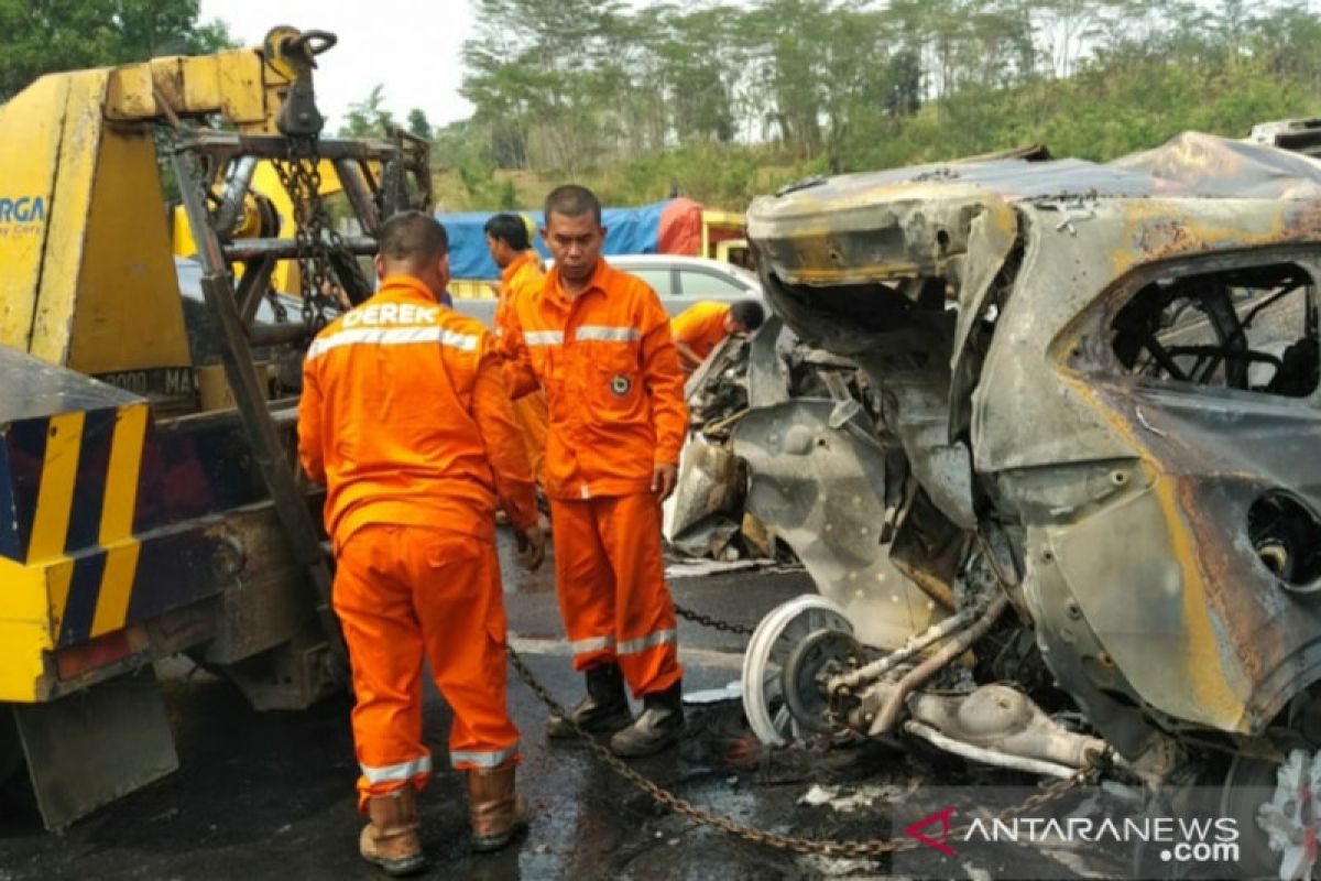 Police investigating fatal multiple-vehicle crash in Purwakarta