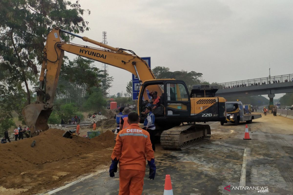 Tanah selimuti TKP kecelakaan maut Cipularang