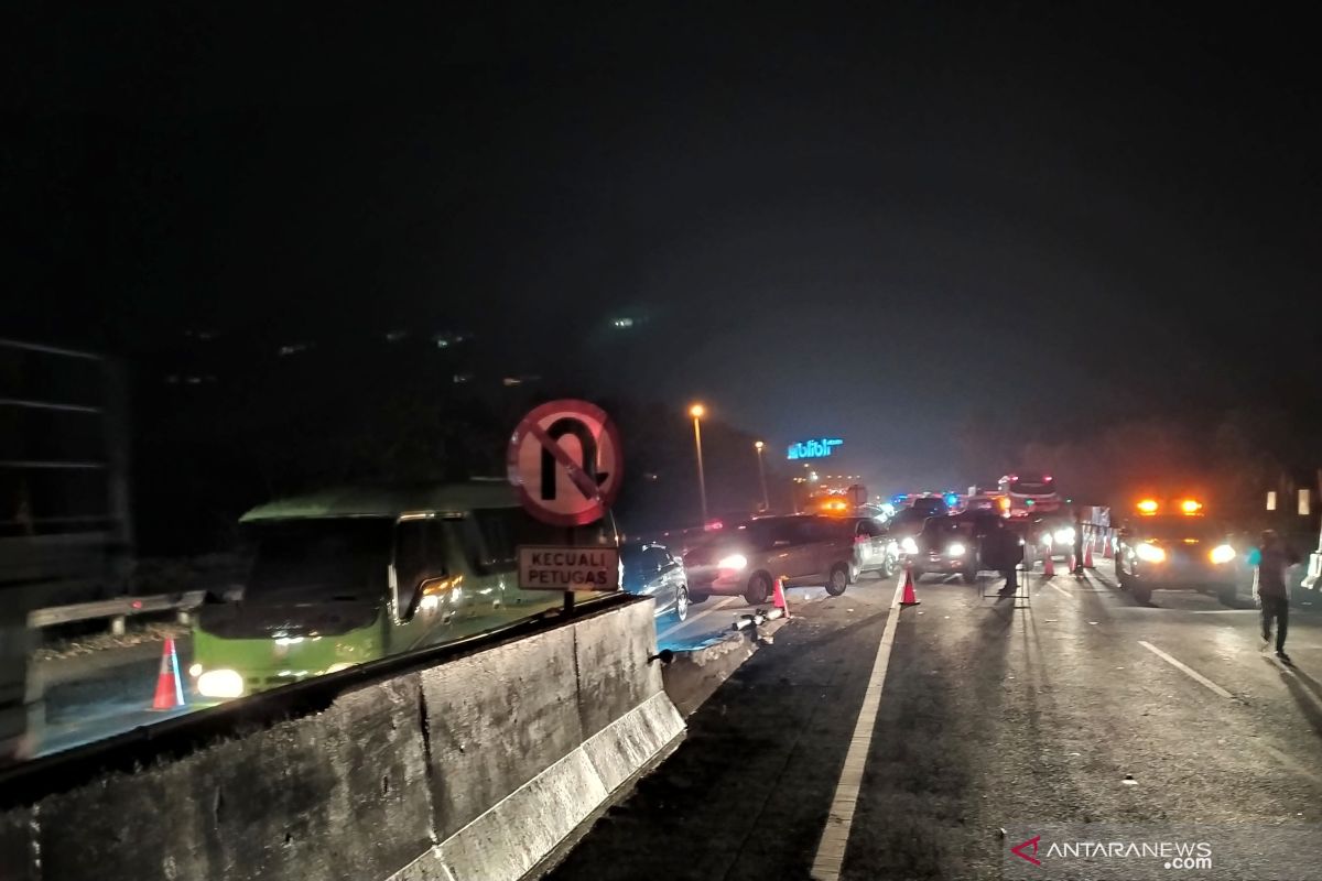 Petugas berlakukan contraflow di area kecelakaan maut Tol Cipularang