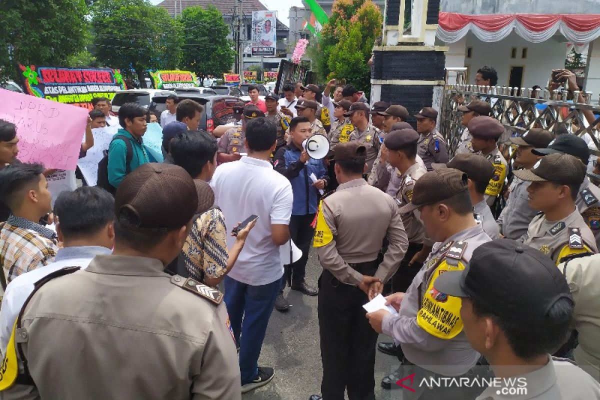 Mahasiswa demo di acara pelantikan anggota DPRD Pematangsiantar