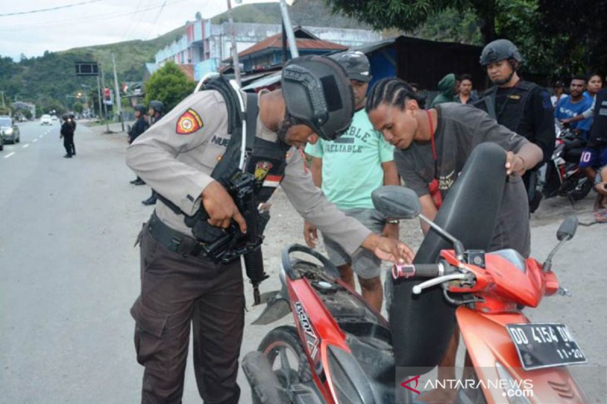 Papua Terkini - Polisi mengamankan puluhan senjata tajam saat razia