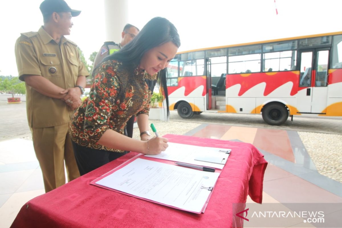 Bupati Karolin hibahkan bus angkutan kepada Desa Hilir Kantor