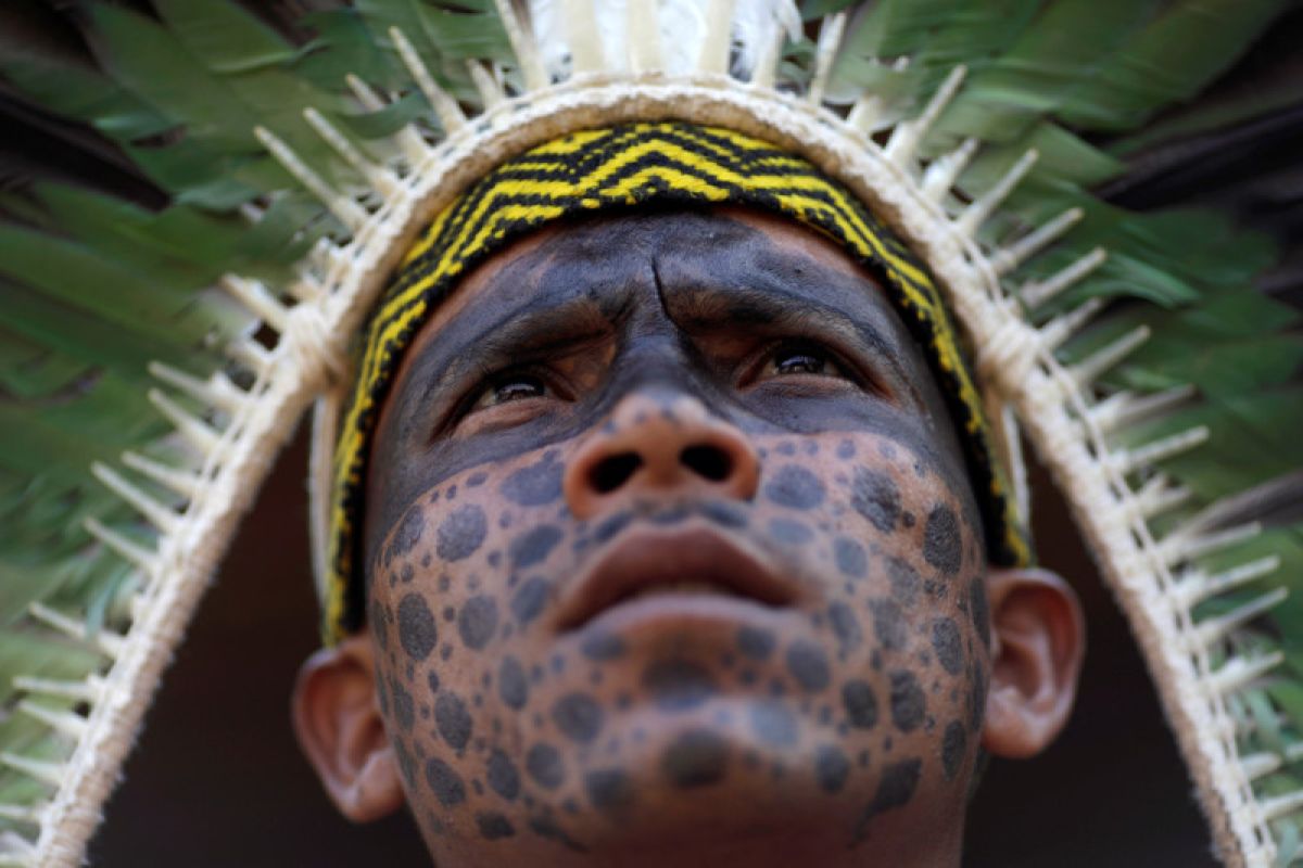 Saat api berkobar, suku asli Amazon berdoa minta perlindungan