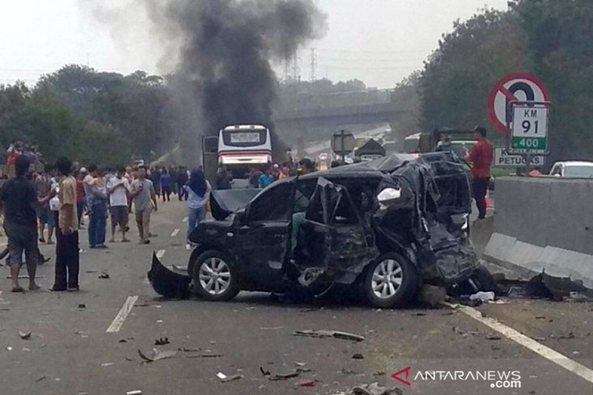 Tabrakan beruntun  di Cipularang terjadi pukul 13.00 WIB