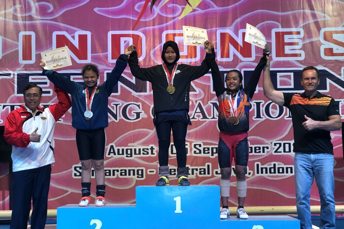 Cicing juarai angkat besi nomor 55kg