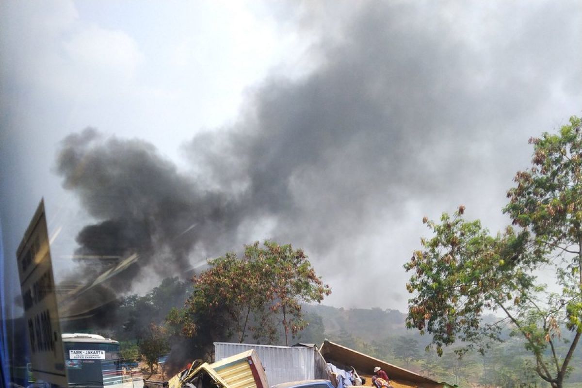 Kecalakaan beruntun di Tol Cipularang KM 91, enam tewas