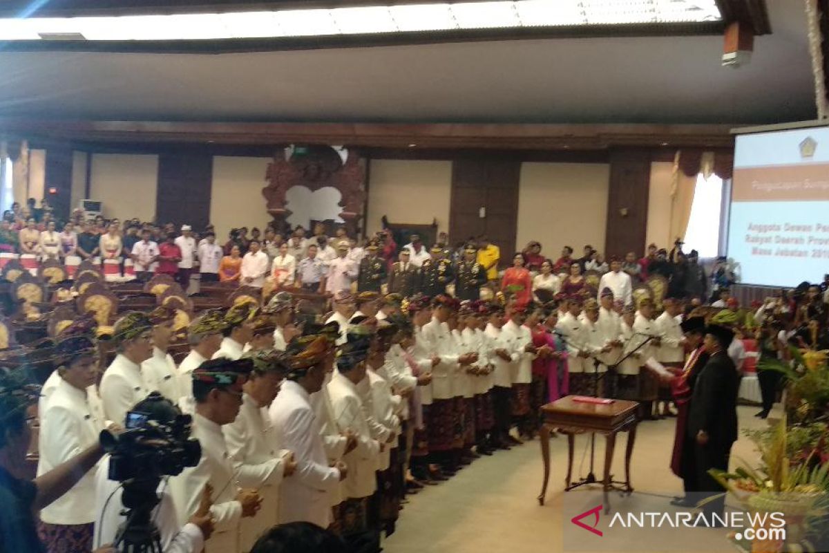 Pelantikan 55 anggota DPRD Bali mengenakan pakaian adat