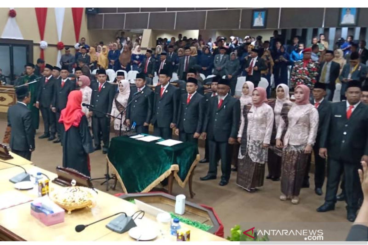 25 anggota DPRD Kota Parepare resmi dilantik