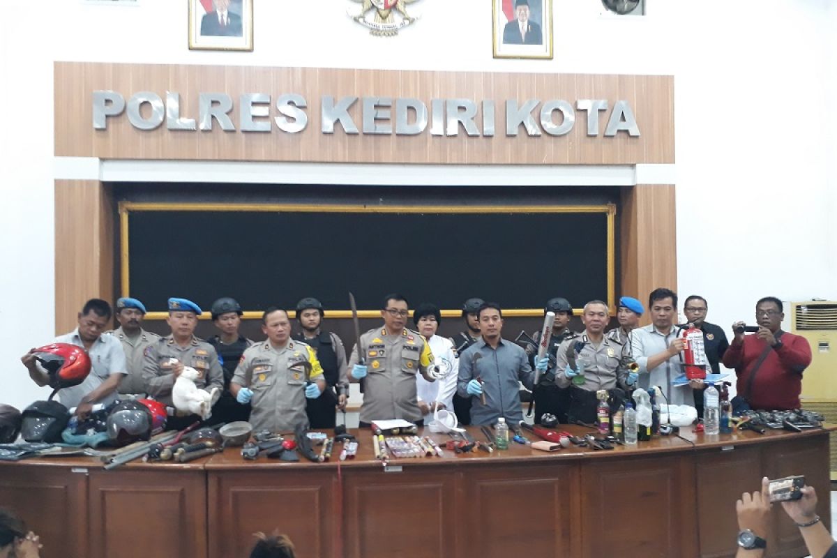 Pascabentrok suporter, polisi evaluasi pertandingan sepak bola di Kediri