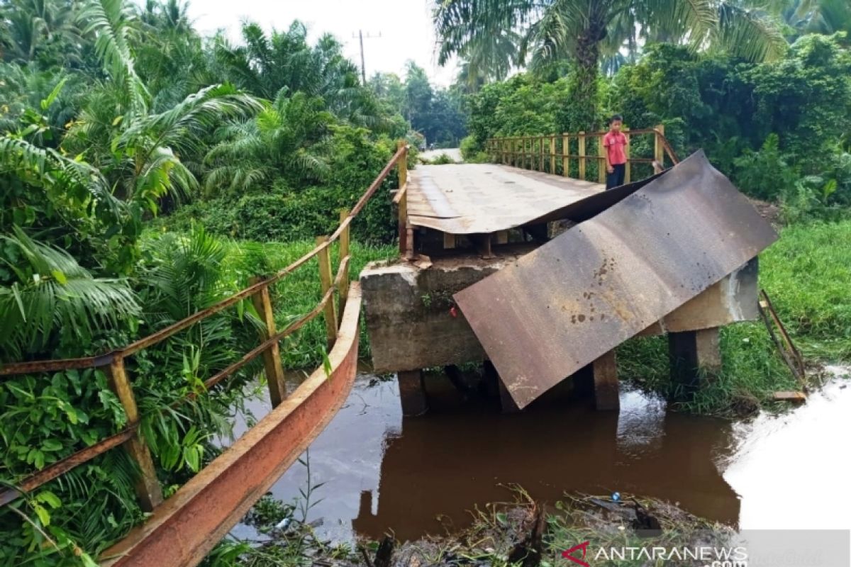 Akses ribuan warga di Aceh Barat terganggu akibat jembatan  besi putus