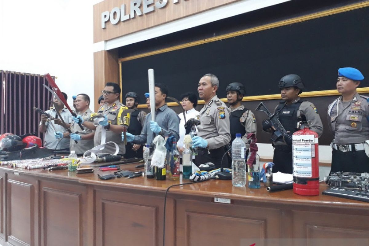 53 suporter ditangkap setelah bentrok di Kediri (Video)