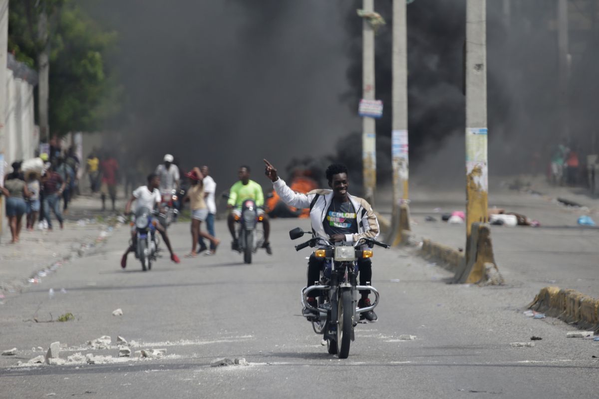 Bubarkan massa, polisi Haiti gunakan tembakan dan gas air mata
