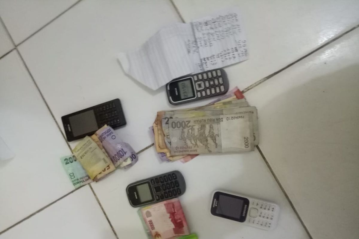 Main judi barang bukti Rp155 ribu, empat pria jadi pesakitan