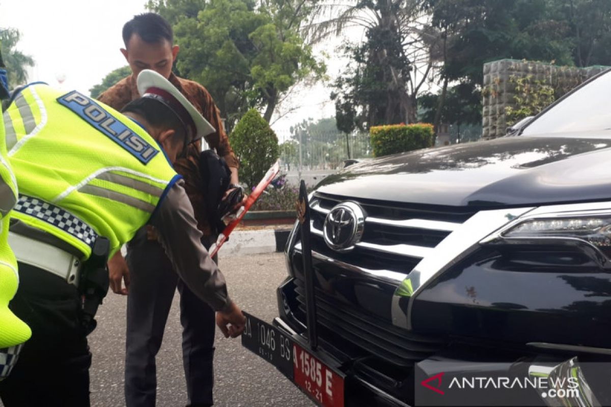 Gunakan plat palsu, mobil dinas legislator Sumbar ditilang