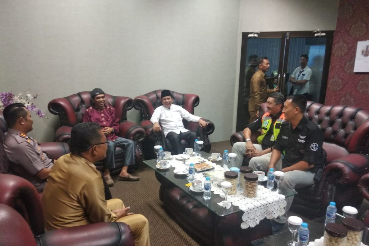 Bupati Bangka Tengah sambut kedatangan UAS di Bandara Depati Amir