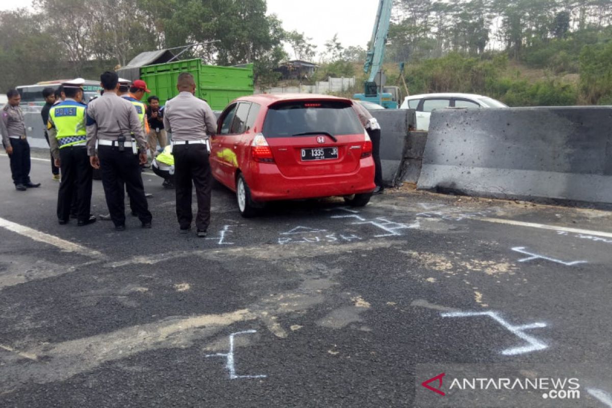 Dua Fortuner terlibat dalam kecelakaan beruntun di Tol Cipularang