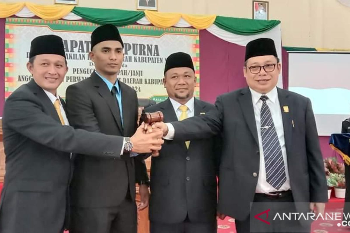 Ketua DPRD Natuna sememtara dipimpin oleh Andes Putra