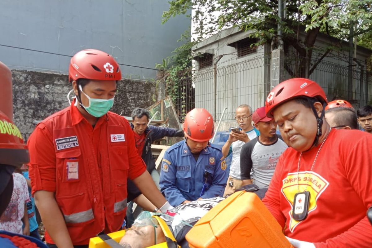 PMI bantu evakuasi penerjun tersangkut menara BTS di Bogor