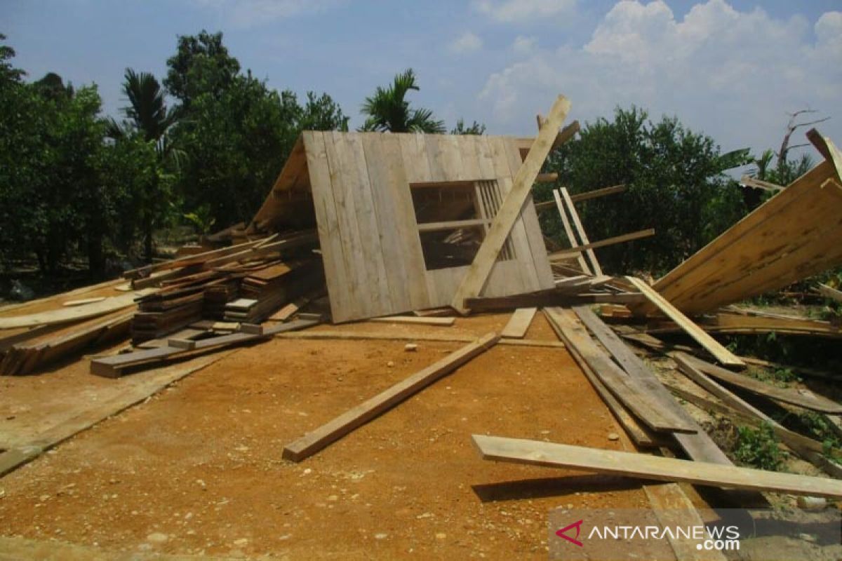 Sebuah rumah di Aceh Utara roboh diterjang angin kencang