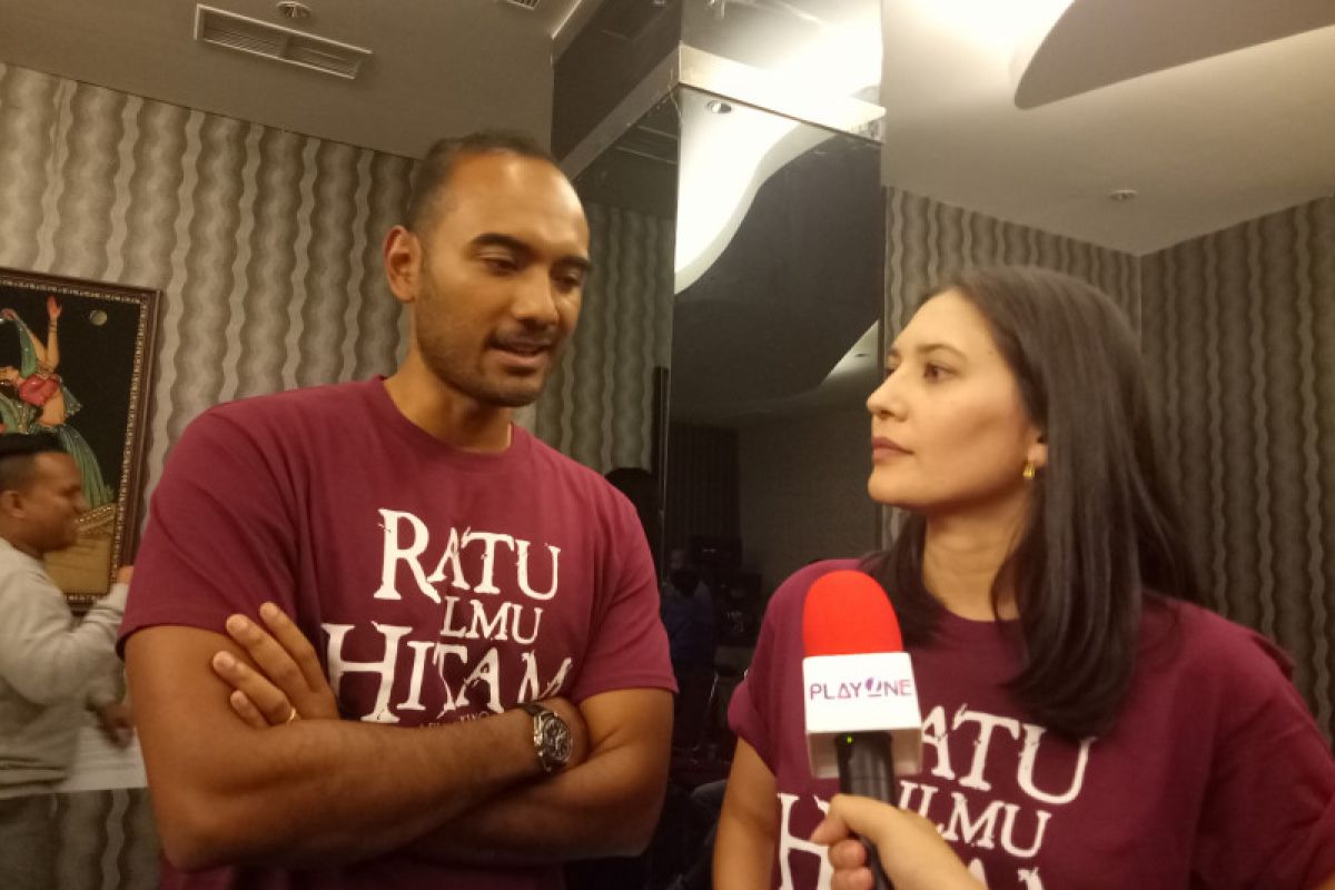 Badut sampai "playlist", cara Ario Bayu dan Hannah dalami peran