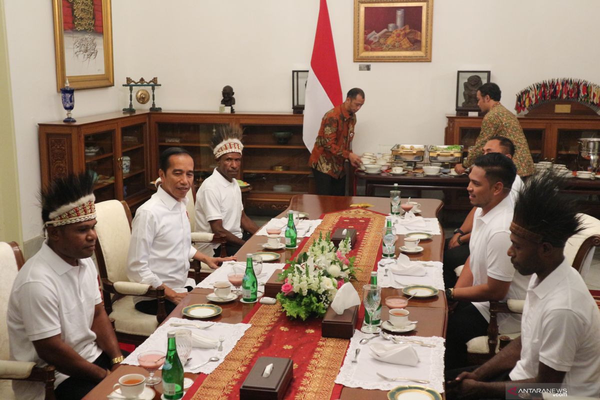 Presiden Jokowi makan siang dengan kepala suku dan pemuda Papua