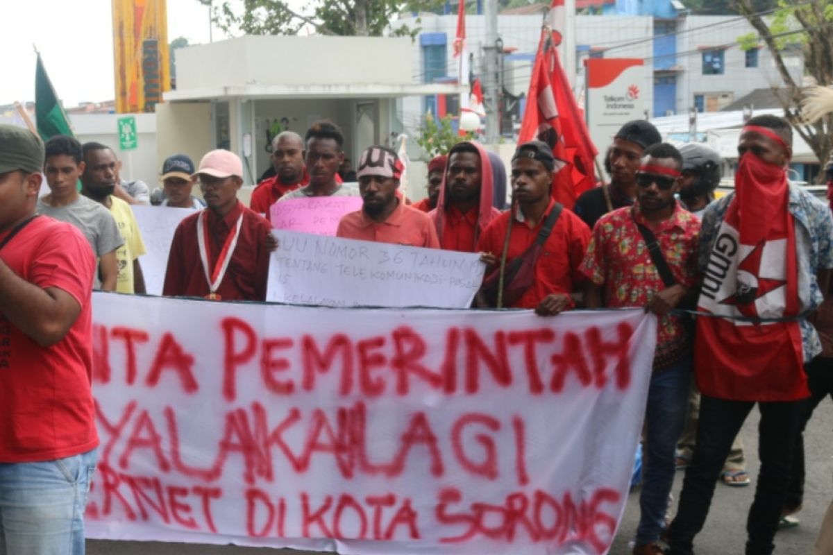 Papua Terkini - Puluhan mahasiswa Sorong tuntut jaringan internet normal