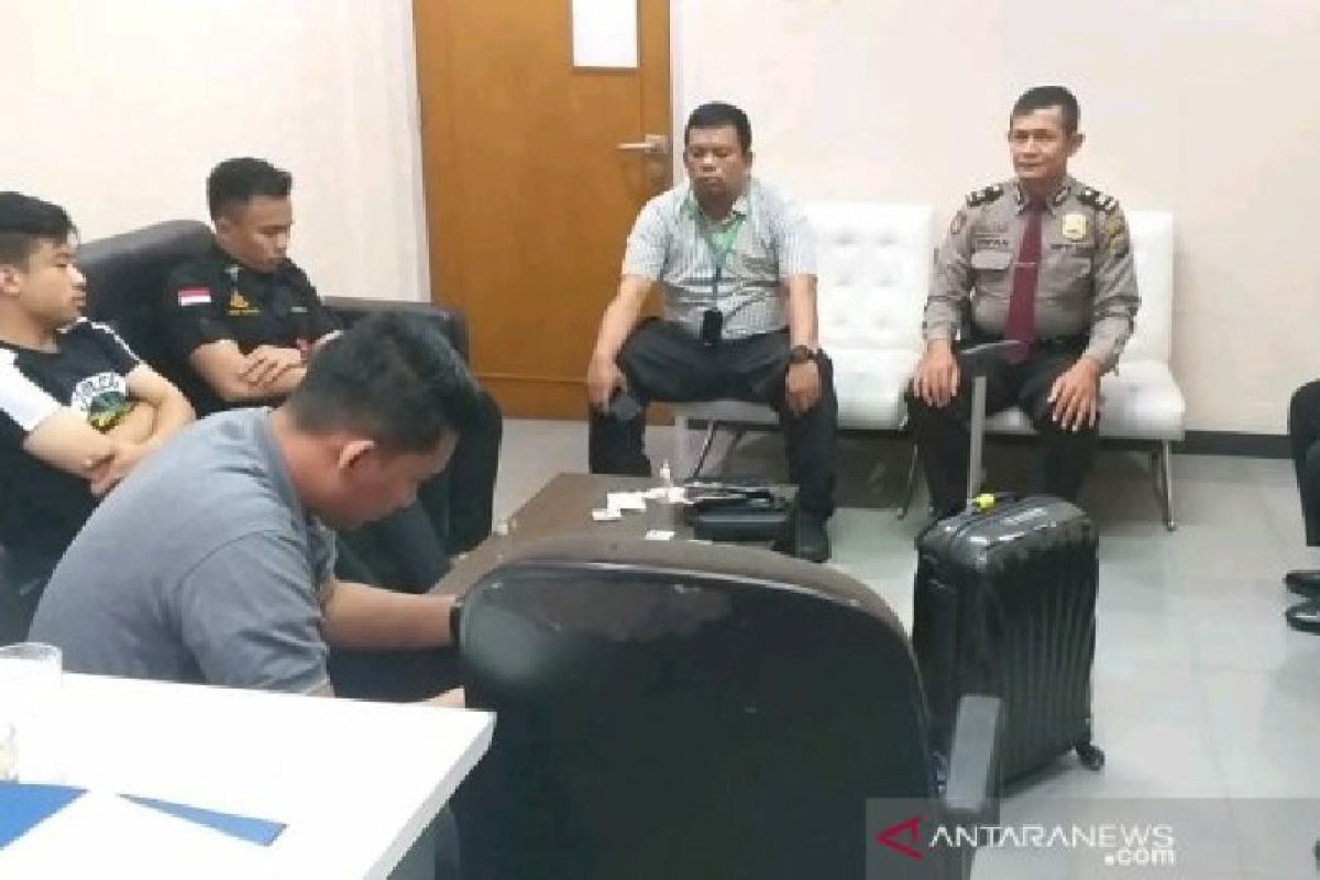 Anggota dewan kedapatan bawa alat isap sabu, saat hendak naik pesawat