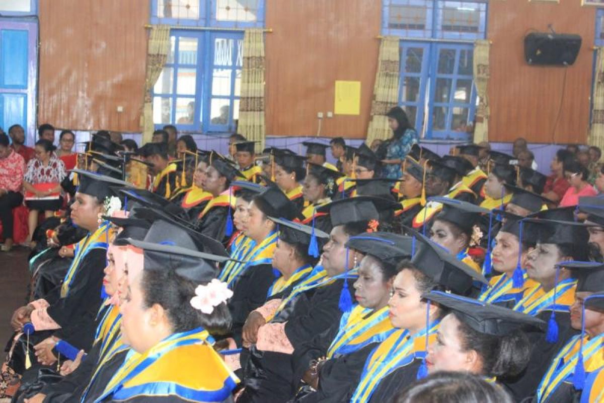 Poltekes Jayapura mewisuda 81 tenaga kesehatan Asmat